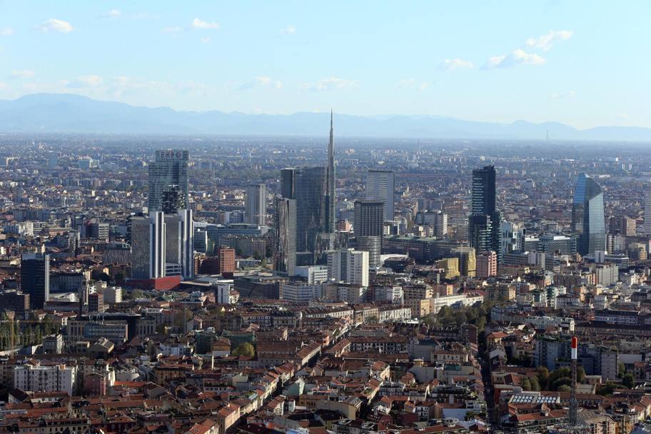 Una veduta di Milano, con lo skyline dei grattacieli di Porta Nuova, ripresa dalla Torre Isozaky che sorge nel quartiere Citylife (Ansa)